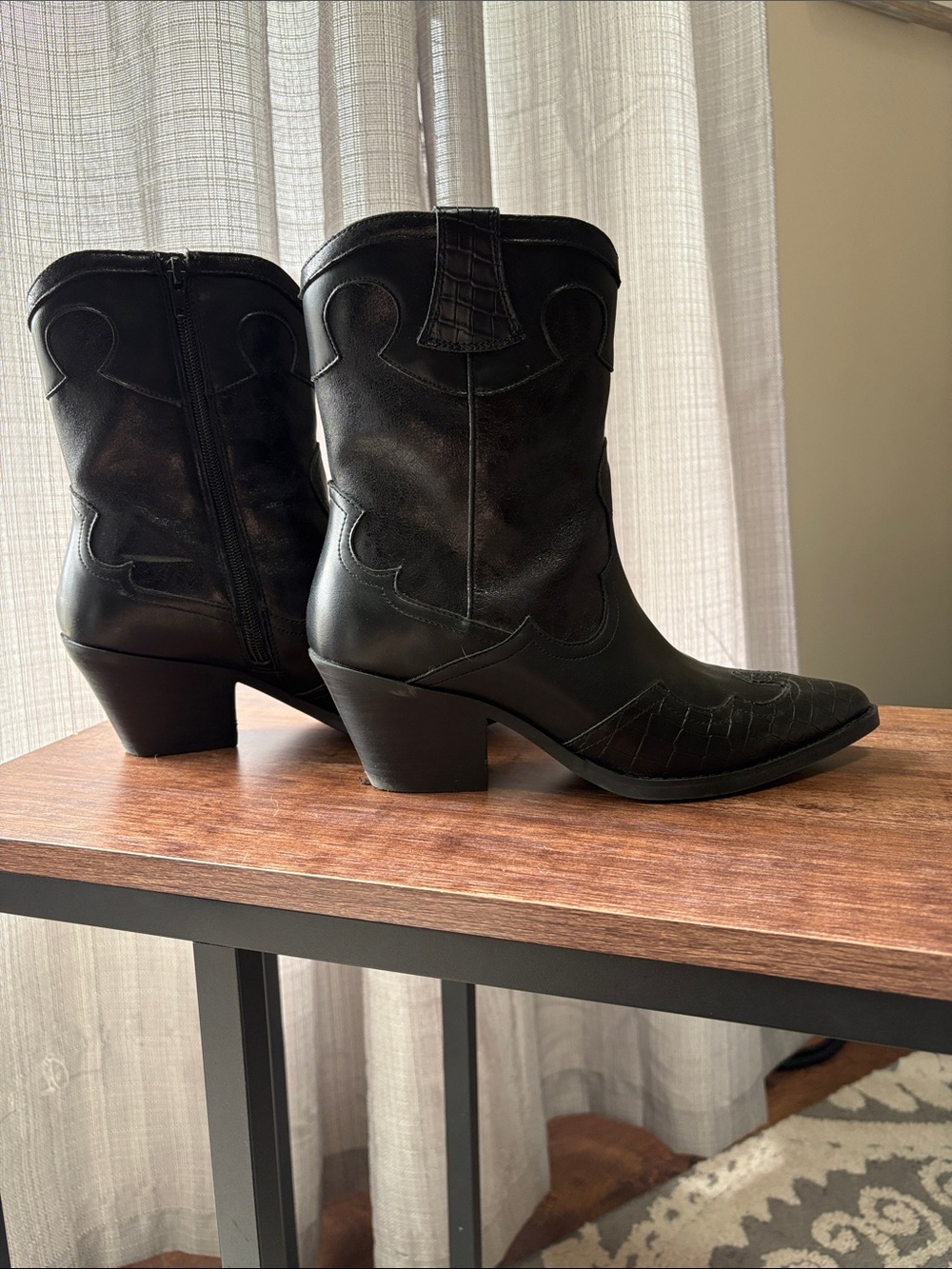 *** GENTLY WORN *** Women's Crown Vintage Izzie Western Bootie